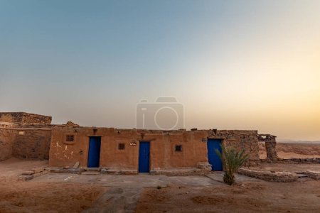 Téléchargez les photos : Maison privée aux portes du désert du Sahara. Photo de haute qualité - en image libre de droit