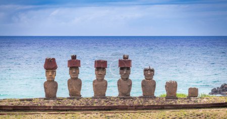 Téléchargez les photos : Moais sur la plage d'Anakena, Rapa Nui, sur l'île de Pâques. Photo de haute qualité - en image libre de droit