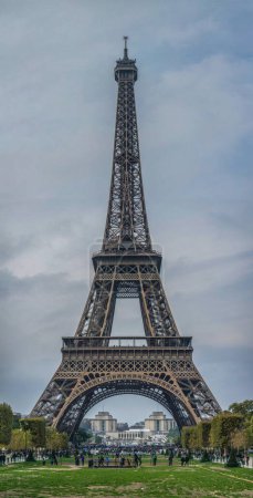 Téléchargez les photos : Vue sur la tour Eiffel traversant Paris. Photo de haute qualité - en image libre de droit