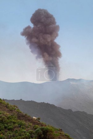 Téléchargez les photos : Fumée du volcan en éruption sur l'île de Stromboli. Photo de haute qualité - en image libre de droit