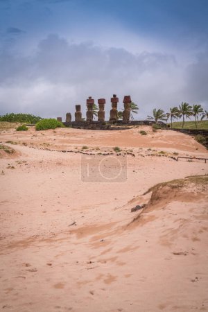 moais en la playa de Anakena, Rapa Nui, en la Isla de Pascua. Foto de alta calidad