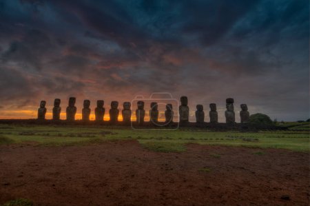 Foto de Moais en Tongariki al amanecer, Rapa Nui, Isla de Pascua. Foto de alta calidad - Imagen libre de derechos