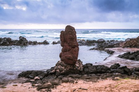 Téléchargez les photos : Moai à Hanga Roa, Rapa Nui, île de Pâques. Photo de haute qualité - en image libre de droit