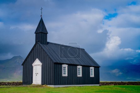 Budakirkja iglesia negra en Islandia. Foto de alta calidad