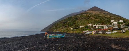 bateau de pêche dans un paysage volcanique sur l'île de Stromboli. Photo de haute qualité