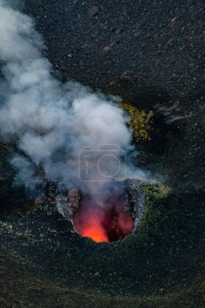 Foto de Humo del volcán en erupción en la isla de Stromboli. Foto de alta calidad - Imagen libre de derechos
