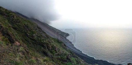 Vulkanlandschaft auf der Insel Stromboli. Hochwertiges Foto