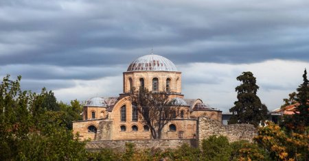 Foto de Iglesia de Panagia Theotokos Cosmosoteira monasterio bizantino en Feres Evros Tracia Grecia. - Imagen libre de derechos