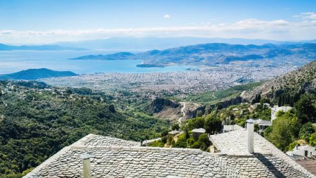 Téléchargez les photos : Vue panoramique de la montagne Pelio au port de Volos ville Thessalie Grèce voyage et destination touristique. - en image libre de droit