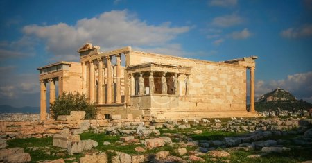Téléchargez les photos : Caryatide figure féminine drapée utilisé au lieu d'une colonne comme un soutien ancienne Acropole Athènes Grèce. - en image libre de droit