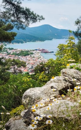 Téléchargez les photos : Vue panoramique sur la capitale Limenas et le port de Thasos ou Thassos île grecque dans la mer Égée du Nord. - en image libre de droit