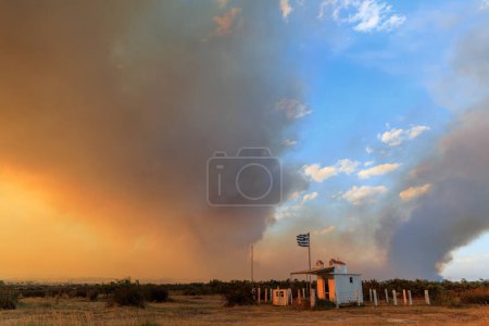Téléchargez les photos : Grand incendie de forêt catastrophique à Alexandroupolis Evros Grèce, près de l'aéroport et Apalos, situation d'urgence, lutte contre les incendies aériens. - en image libre de droit