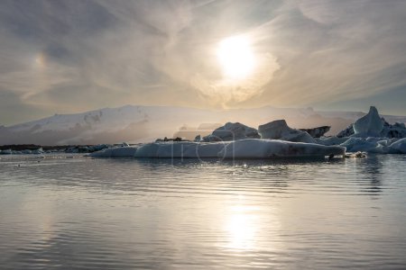 Téléchargez les photos : Night horizon between ice and land - en image libre de droit