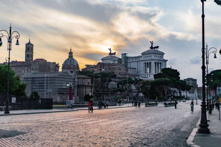 Téléchargez les photos : Italy, Rome, sunset behind the altar of the fatherland - en image libre de droit