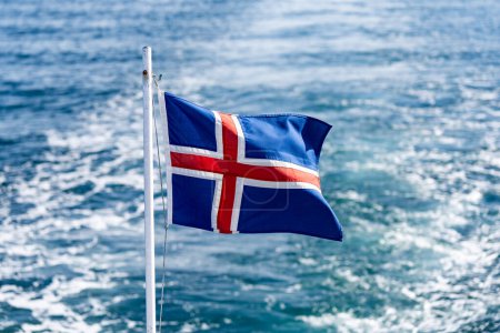Isländische Flagge in Fjorden bei Akurery