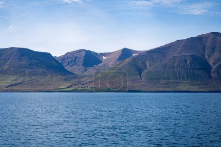 Téléchargez les photos : Montagne et eau Dans les fjords islandais près d'Akurery - en image libre de droit