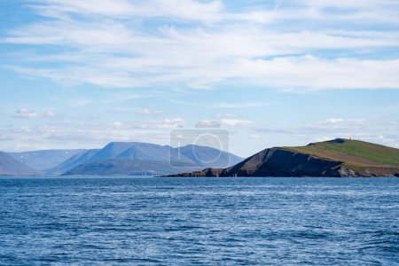 Foto de Montaña y agua En fiordos islandeses cerca de Akurery - Imagen libre de derechos