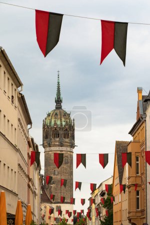 Téléchargez les photos : Lutherstadt Wittenberg, Allemagne, préparatifs pour le mariage de Luther - un festival spécial de la ville. Église de la Toussaint, Église du Château, Schlosskirche à Luther Wittenberg. - en image libre de droit