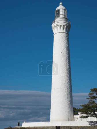 Foto de Shimane, Japón - 7 de noviembre de 2022: Izumo Hinomisaki Lighthouse on blue sky background - Imagen libre de derechos