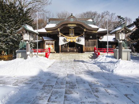 Téléchargez les photos : Hokkaido, Japan - January 25, 2023: Nemuro Kotohira Shrine on winter morning, Nemuro, Hokkaido, Japan - en image libre de droit