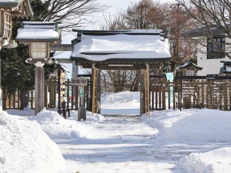 Téléchargez les photos : Hokkaido, Japan - January 25, 2023: Nemuro Kotohira Shrine on winter morning, Nemuro, Hokkaido, Japan - en image libre de droit