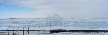 Téléchargez les photos : Hokkaido, Japon - 15 février 2023 : De la glace dérivante arrive le long de la station Kitahama à Hokkaido, Japon - en image libre de droit