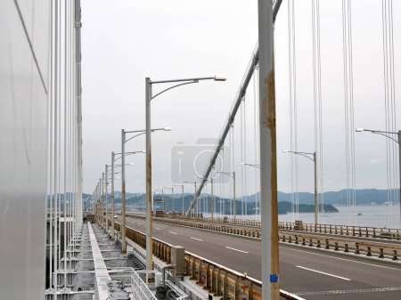 Foto de Kagawa, Japón - 25 de junio de 2023: SETO CHUO EXPWY en el Gran Puente de Seto o Puente de Seto Ohashi - Imagen libre de derechos