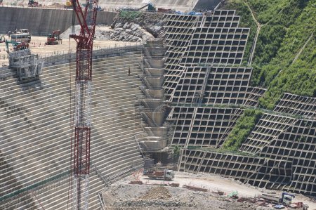 Foto de Akita, Japón - 29 de julio de 2023: Colocación de hormigón o fundición de hormigón en la construcción de la presa de Naruse en Akita, Japón - Imagen libre de derechos