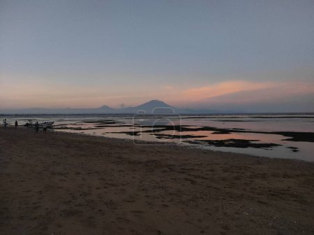 Téléchargez les photos : Mt. Agung à partir de Sanur Beach, Denpasar, Bali - en image libre de droit