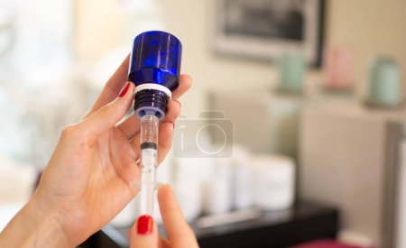 Téléchargez les photos : Gros plan des mains de femmes faisant injection faciale pour la procédure de cosmétologie au salon de beauté. - en image libre de droit