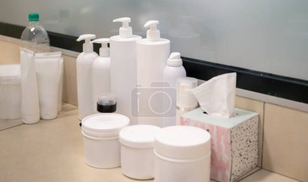 Téléchargez les photos : Ensemble de produits cosmétiques, bouteilles en plastique de divers produits cosmétiques dans un salon de beauté - en image libre de droit