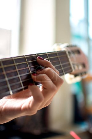 Téléchargez les photos : Jeune femme jouer sur la guitare acoustique. - en image libre de droit