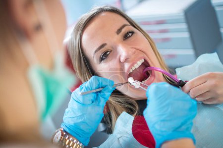 Téléchargez les photos : Teeth checkup at dentists office. - en image libre de droit