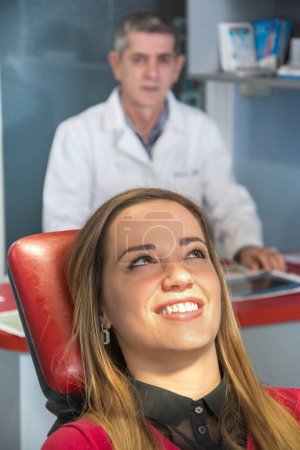 Téléchargez les photos : Patient chez le dentiste. Dentiste en arrière-plan. - en image libre de droit