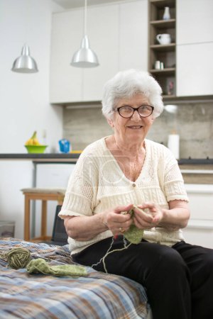 Téléchargez les photos : Femme âgée tricot à la maison. - en image libre de droit
