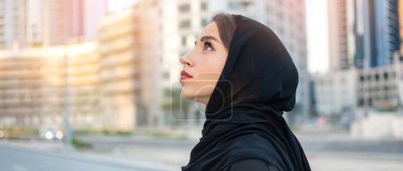 Téléchargez les photos : Belle jeune femme arabe du Moyen-Orient portant des vêtements arabes traditionnels levant les yeux - en image libre de droit