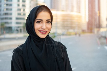 Téléchargez les photos : Portrait de jeune femme arabe portant des vêtements arabes traditionnels à l'extérieur - en image libre de droit