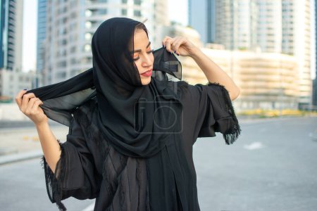 Téléchargez les photos : Portrait de belle jeune femme arabe du Moyen-Orient portant des vêtements arabes traditionnels. Arabe femme tenant voile avec les mains. - en image libre de droit