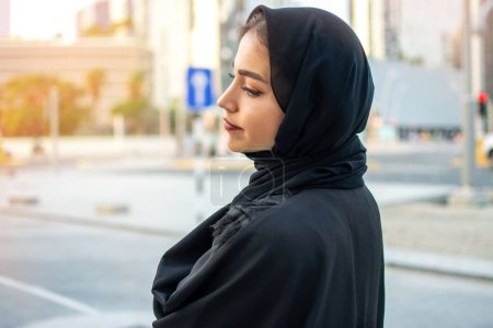 Foto de Retrato de vista lateral de una joven mujer musulmana hermosa con ropa árabe tradicional - Imagen libre de derechos