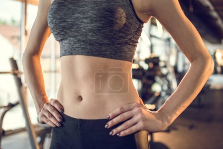 Foto de Primer plano de la mujer con cuerpo delgado perfecto y el torso en el gimnasio. - Imagen libre de derechos