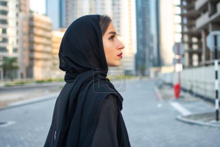 Foto de Retrato de vista lateral de una hermosa joven árabe vestida con ropa árabe tradicional - Imagen libre de derechos