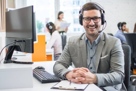 Foto de Representante de servicio al cliente hombre de negocios con auriculares en el centro de llamadas - Imagen libre de derechos