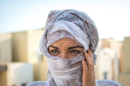 Téléchargez les photos : Headshot de fille musulmane vêtue de vêtements arabes traditionnels en plein air - en image libre de droit