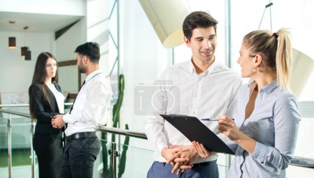 Téléchargez les photos : Vue panoramique de gens d'affaires ayant une réunion informelle dans l'immeuble de bureaux - en image libre de droit