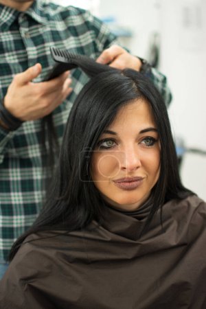 Téléchargez les photos : Jeune femme dans le salon de coiffure - en image libre de droit