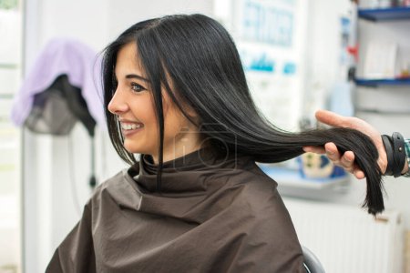 Téléchargez les photos : Jeune femme chez les coiffeurs - en image libre de droit