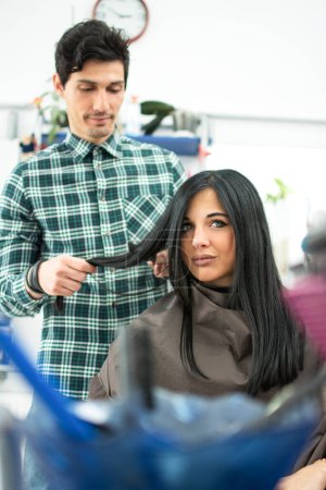 Téléchargez les photos : Coiffeur professionnel travaillant dans le salon de coiffure - en image libre de droit