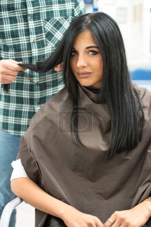 Téléchargez les photos : Jeune femme dans le salon de coiffure - en image libre de droit