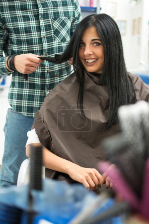 Téléchargez les photos : Jeune femme souriante dans le salon de coiffure - en image libre de droit
