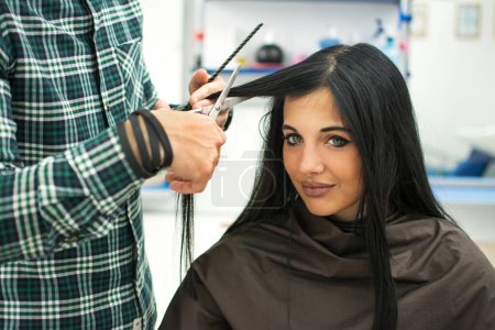 Téléchargez les photos : Jeune belle femme ayant ses cheveux coupés chez les coiffeurs - en image libre de droit